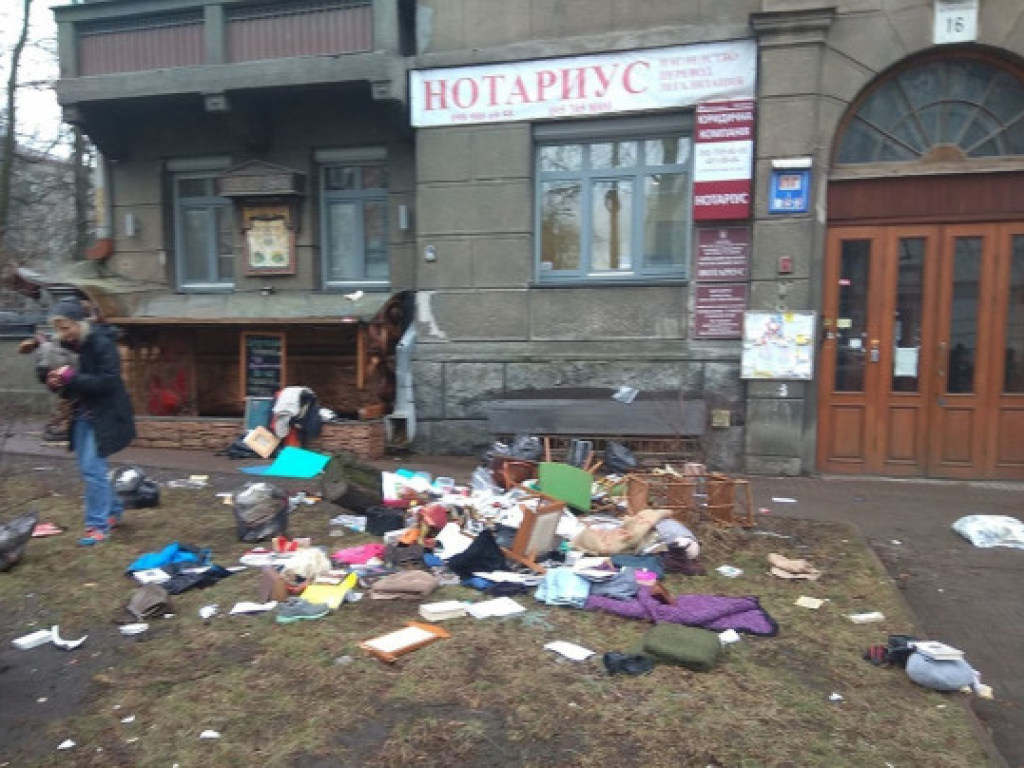 Выбросила вещи не из-за «разбитого сердца»: Стали известны подробности «женской мести» в центре Киева (ФОТО)