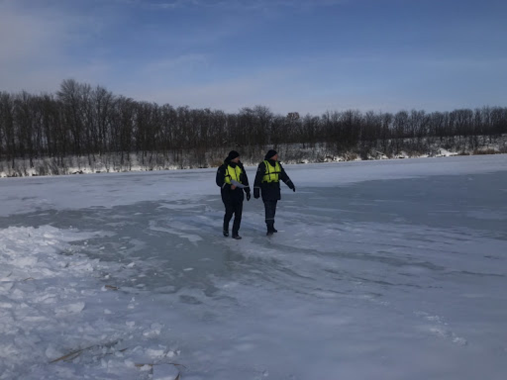 На Херсонщине мужчина с сыном провалились под лед: ребенка удалось спасти, отца ищут
