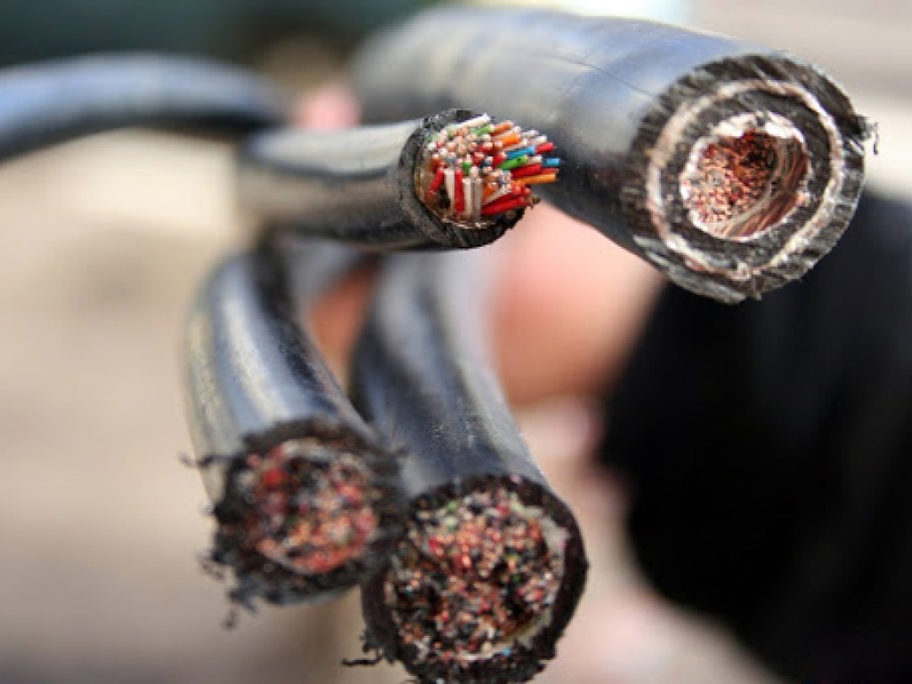 В Киеве украли коммуникационные кабели, проложенные под рекой Днепр