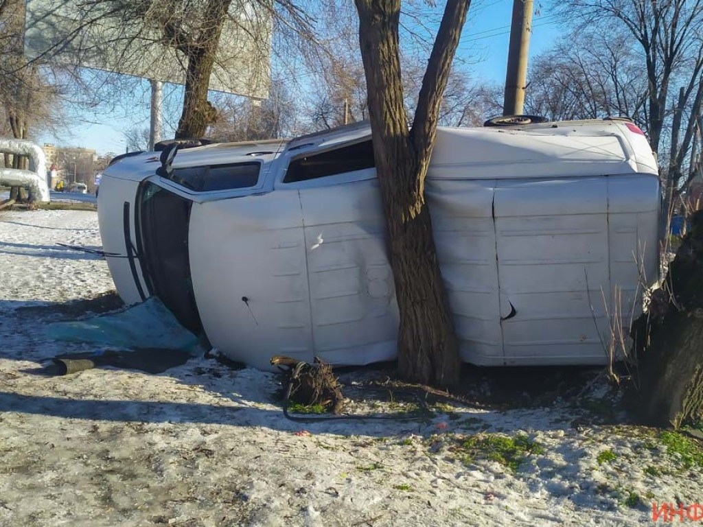В Киеве авто Volkswagen врезалось в дерево (ФОТО, ВИДЕО)