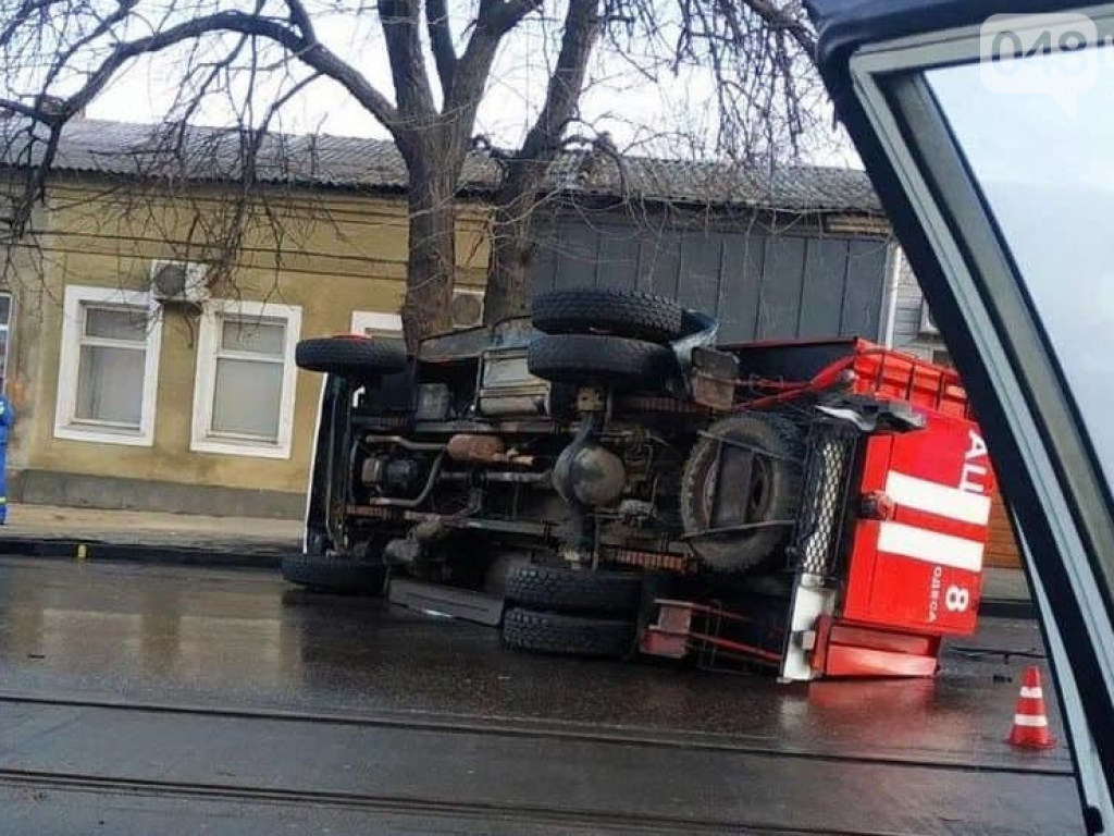 В Одессе пожарная машина опрокинулась на бок (ФОТО)