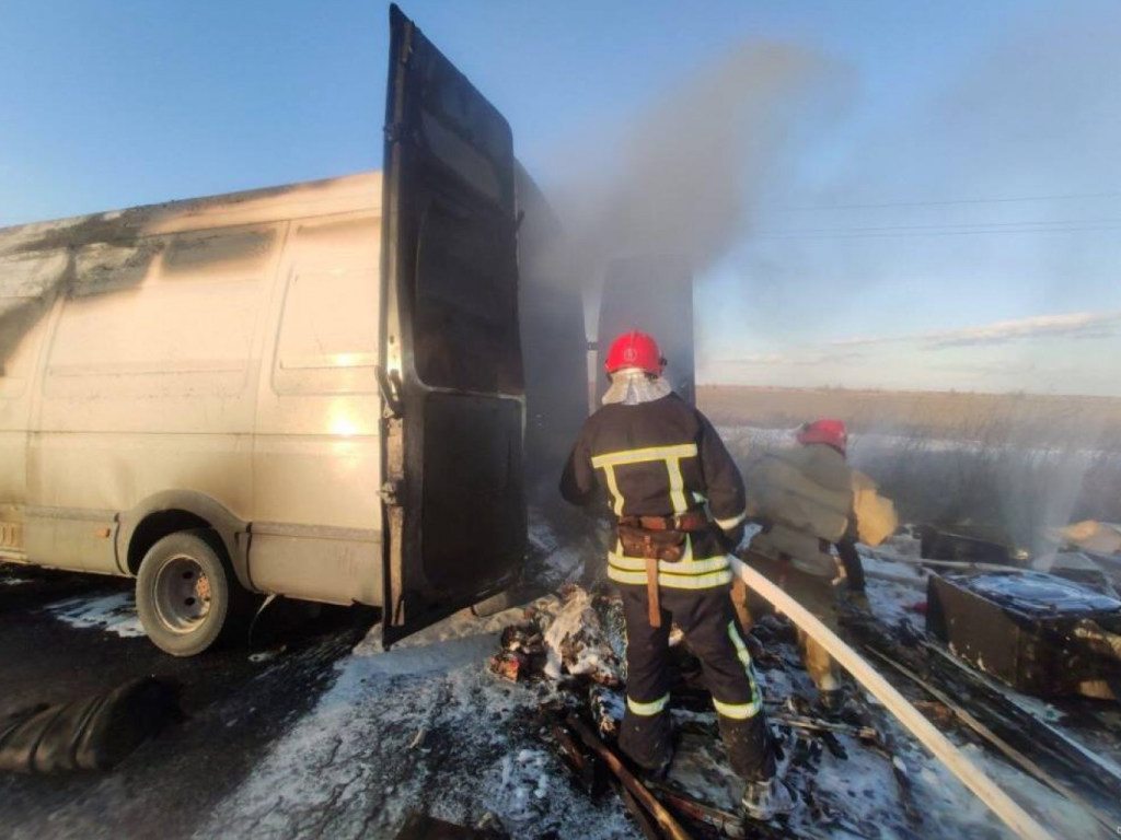 На дороге в Одесской области загорелся микроавтобус (ФОТО)
