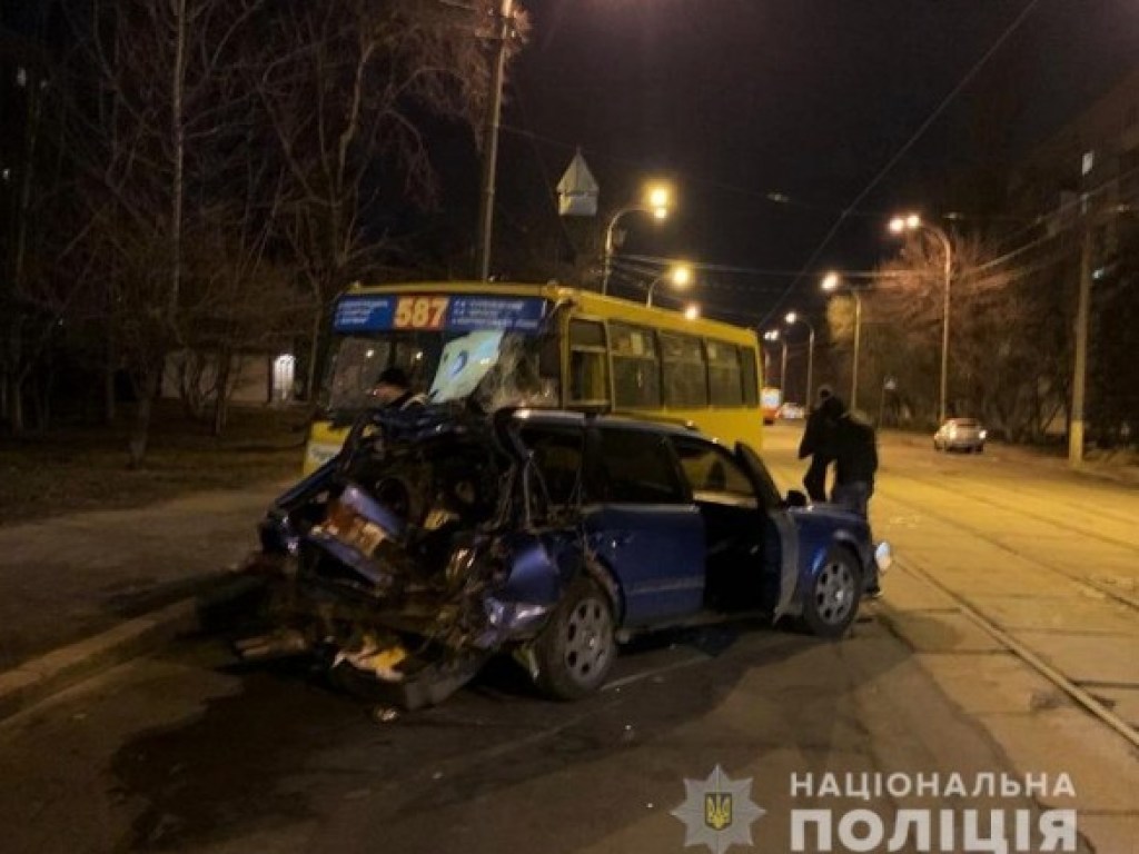 Из-за пьяного водителя легковушки пострадали 6 человек: В Киеве на Подоле столкнулись маршрутка и легковушка (ФОТО)