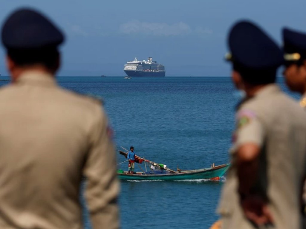 Вспышка коронавируса: В Японии начали эвакуировать пассажиров с лайнера Diamond Princess &#8212; СМИ