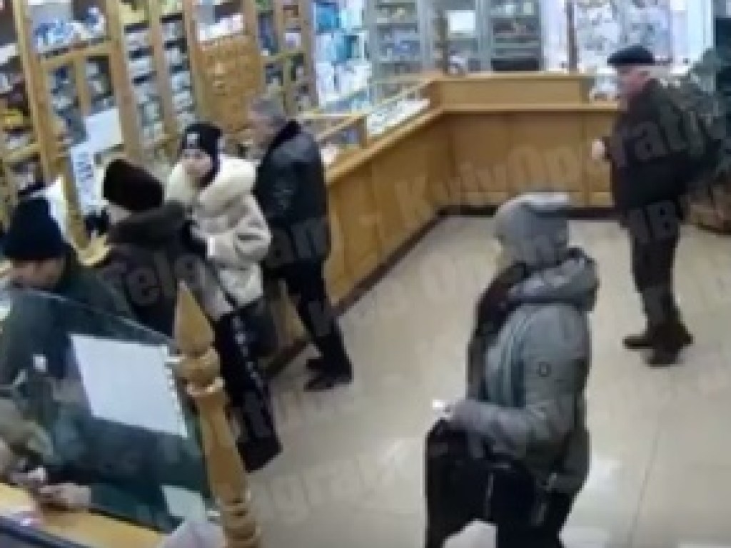 Воровка ловко обчистила двух посетителей аптеки в Киеве (ВИДЕО)