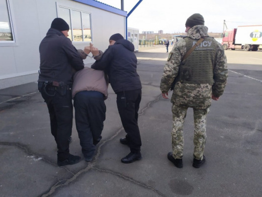 На границе с непризнанным Приднестровьем скрутили буйного мужчину на BMW (ФОТО, ВИДЕО)