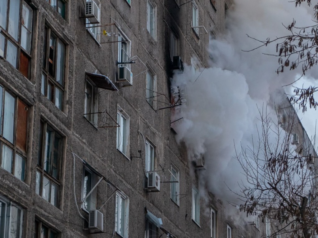 В Днепре произошел пожар в многоэтажке: огонь уничтожил балкон (ФОТО)