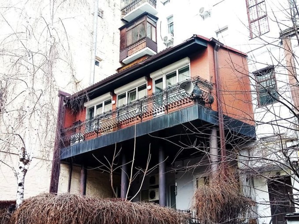 «Пусть в жизни всегда царит уют»: киевлянин показал «барский» балкон-гигант (ФОТО)