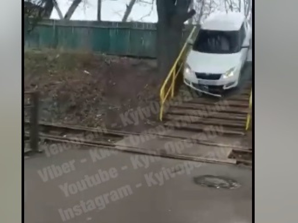 В Киеве лихач на белой Skoda повредил авто во время экстремального спуска по лестнице (ВИДЕО)
