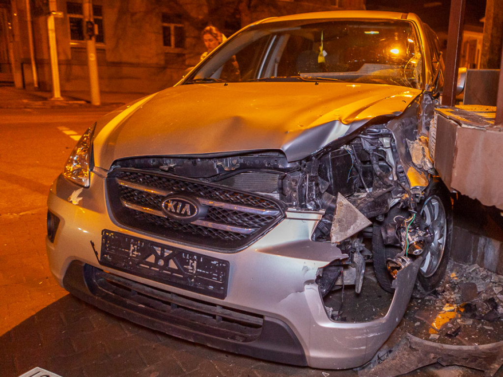 В Днепре на перекрестке Nissan на скорости влетел в Kia: пострадала 16-летняя девушка (ФОТО)