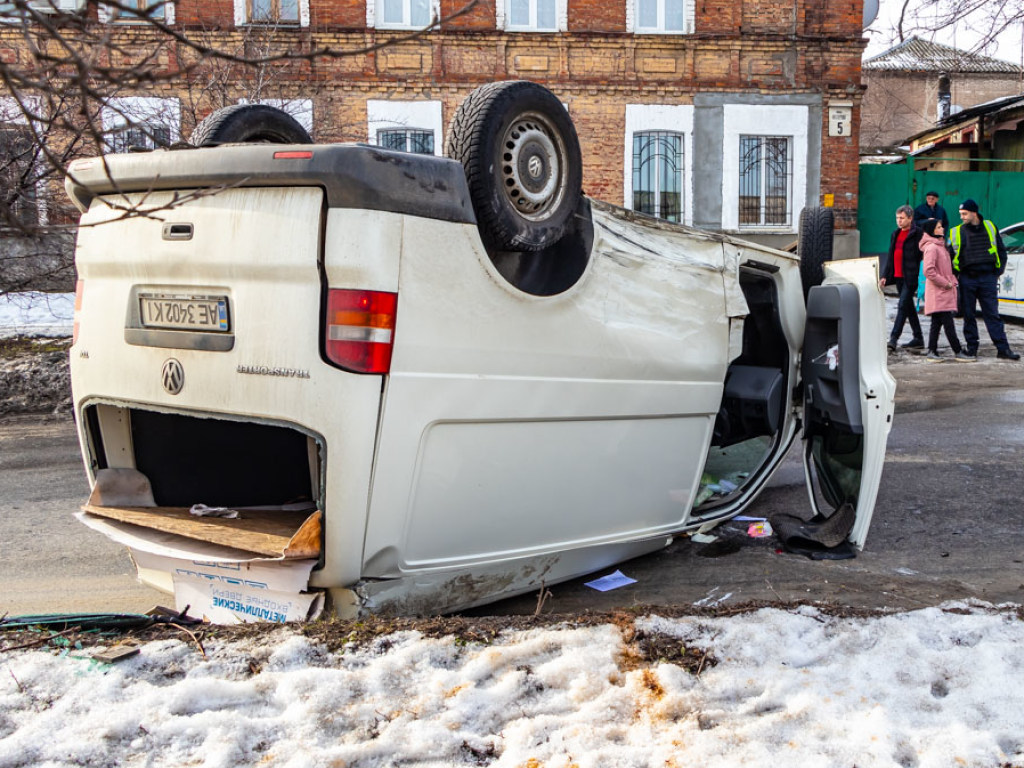 В Днепре микроавтобус Volkswagen перевернулся на крышу от удара Renault  (ФОТО, ВИДЕО)