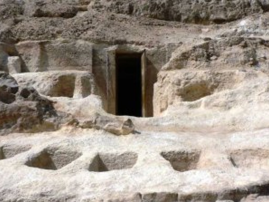 Немецкие археологи обнаружили в Египте гробницу с 28-метровой шахтой (ФОТО)