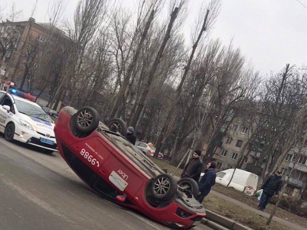 На Отрадном в Киеве перевернулось такси: есть пострадавшие (ФОТО, ВИДЕО)
