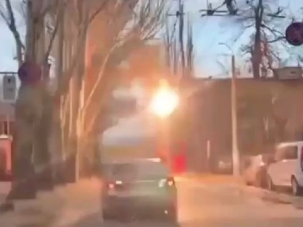 «Огненное ЧП»: вспыхнувшая контактная сеть не на шутку напугала пассажиров троллейбуса в Одессе (ВИДЕО)