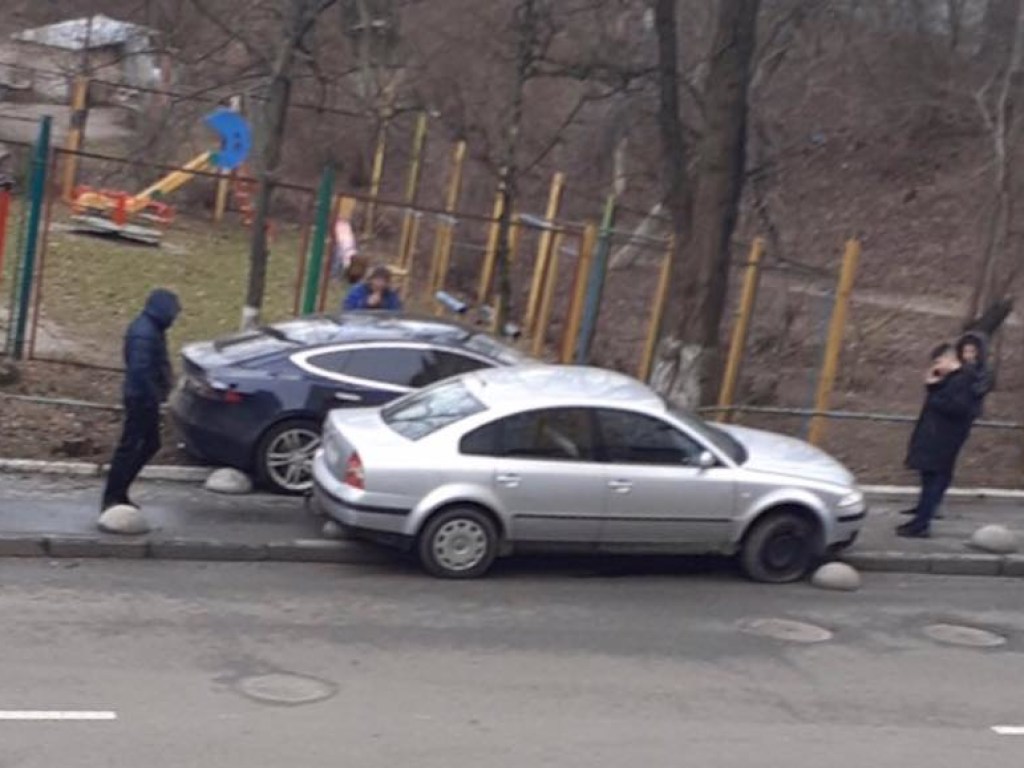 ДТП у детской площадки в Киеве: дорогу не поделили Tesla и Volkswagen (ФОТО)