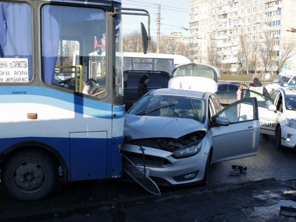 В Днепре произошло ДТП с Lexus и маршруткой: пострадала женщина и ребенок (ФОТО)