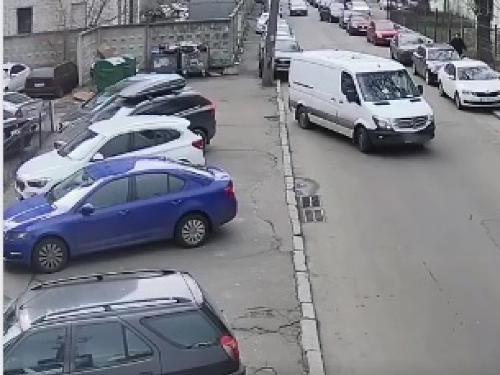 На Подоле в Киеве микроавтобус во время маневра сбил пешехода-нарушителя (ВИДЕО)