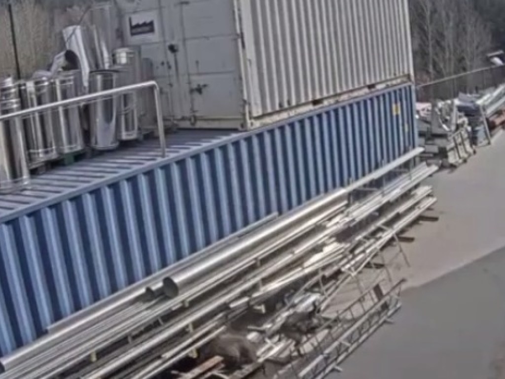 В Испании свиньи-«каскадеры» показали паркур на крыше фабрики (ВИДЕО)