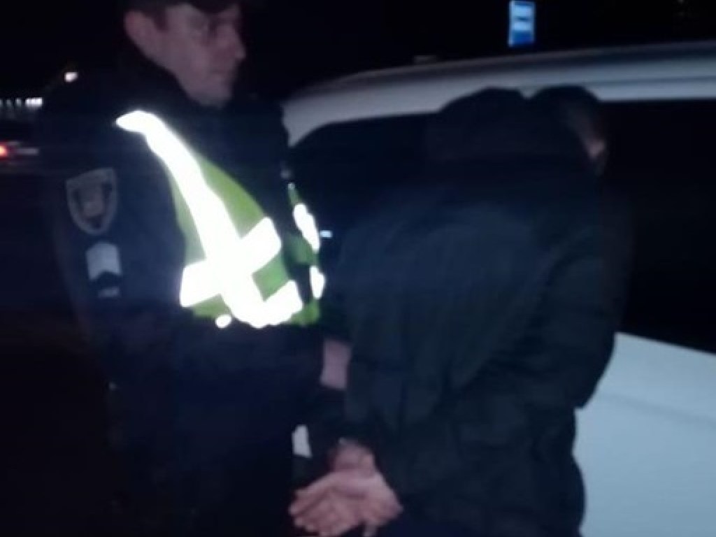 Хотел сбежать, но очевидцы не пустили: Под Киевом пьяный полицейский сбил двух пешеходов (ВИДЕО)