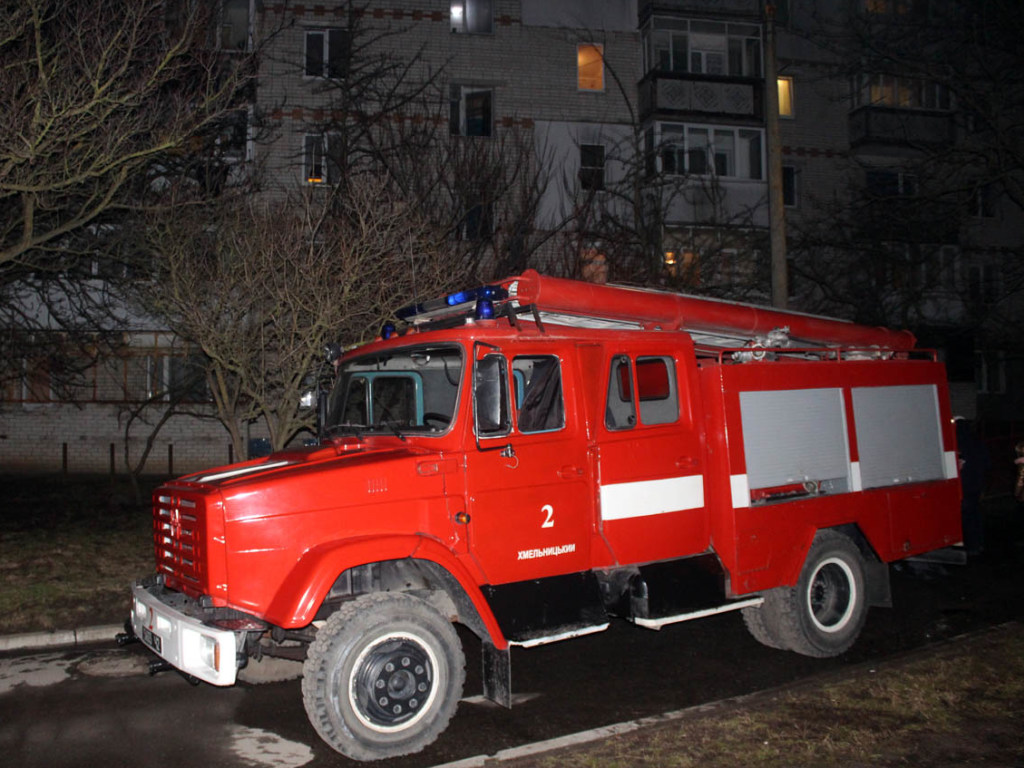 Эвакуировали несколько десятков жильцов: В Хмельницком загорелась многоэтажка (ФОТО)