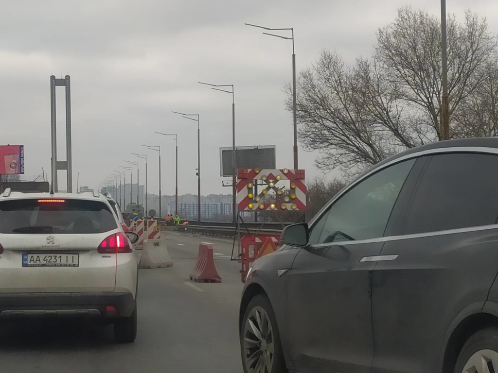 В Киеве на Южном мосту образовалась огромная пробка (ФОТО)