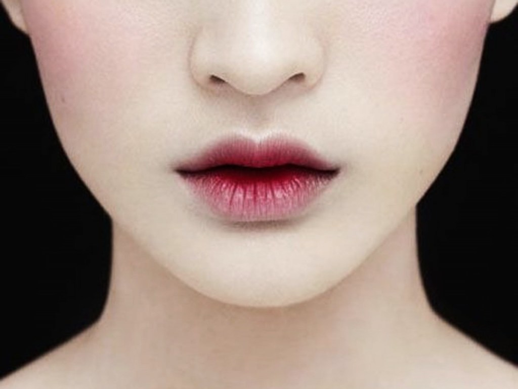 Модный визаж: в тренде эффект зацелованных губ, который можно создать с помощью тинта (ФОТО)
