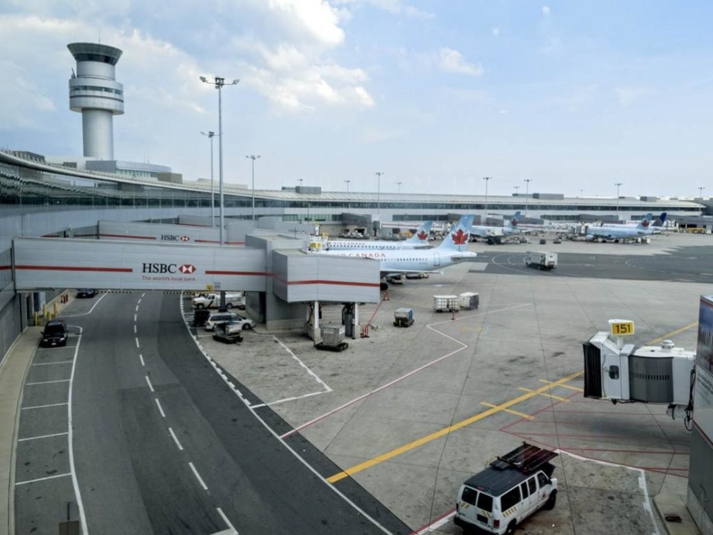 В аэропорту Торонто пассажир расставил ноги и привлёк внимание мировой общественности (ФОТО)