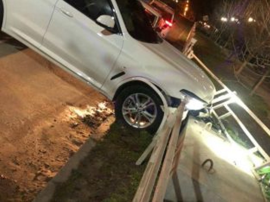 В Херсоне мертвецки пьяный водитель на BMW протаранил ограждение (ФОТО)