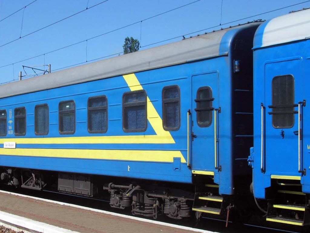 Под Киевом на ходу загорелся поезд из Запорожья: пассажиры опоздали на самолеты (ВИДЕО)