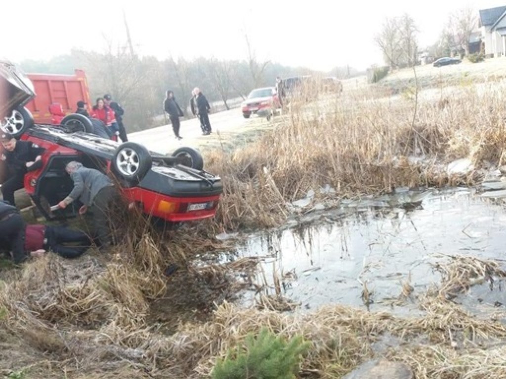 В селе Львовской области из водоема вытащили автомобиль Audi с телами четырех парней (ФОТО)