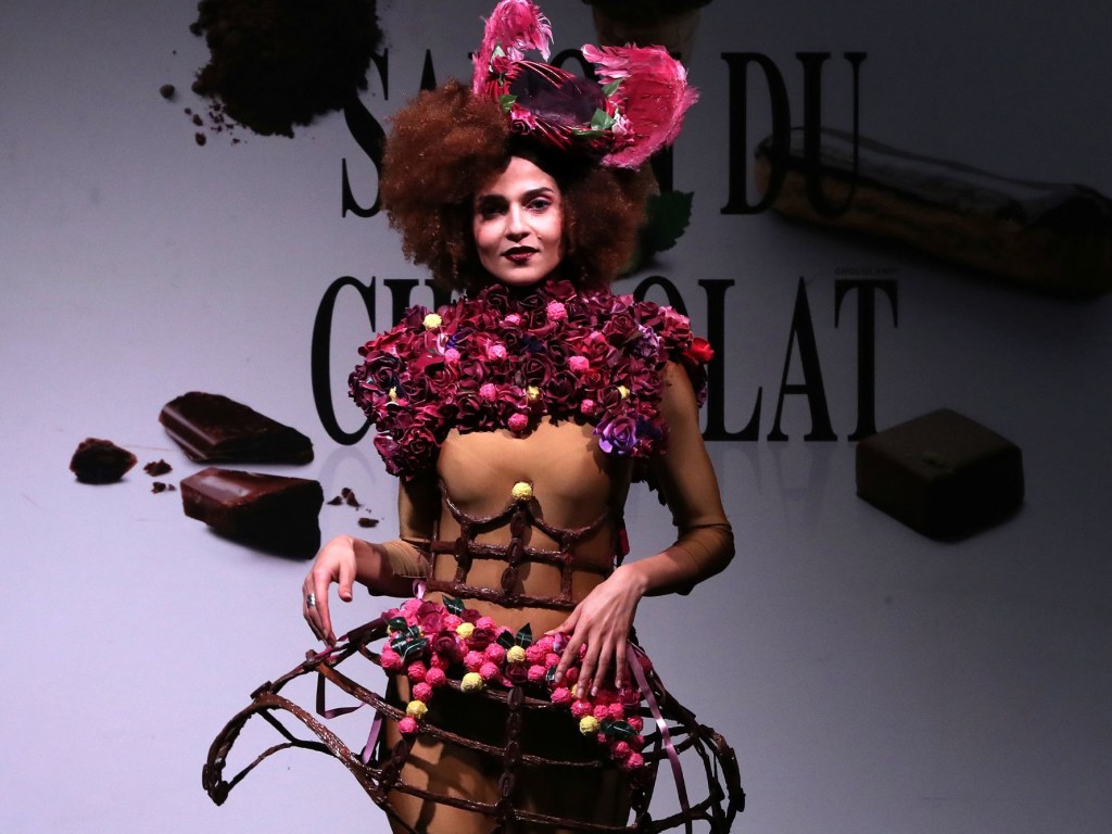 Мода-2020: Дизайнер создала коллекцию съедобных платьев из чистого шоколада (ВИДЕО)
