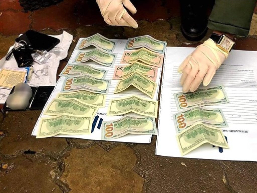 На Прикарпатье полицейского задержали при получении взятки (ФОТО)