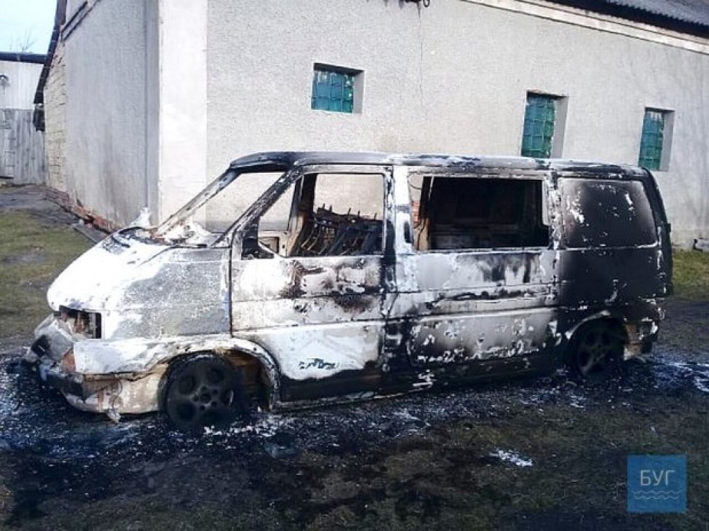 На Волыни сожгли автомобиль священника ПЦУ возле его дома (ФОТО, ВИДЕО)