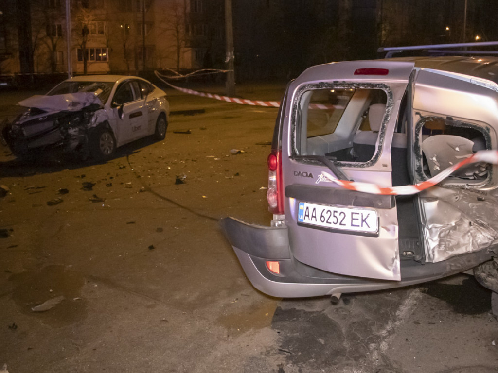 На Троещине пьяный водитель Uber протаранил Dacia и уснул в машине у копов, есть пострадавшие (ФОТО, ВИДЕО)