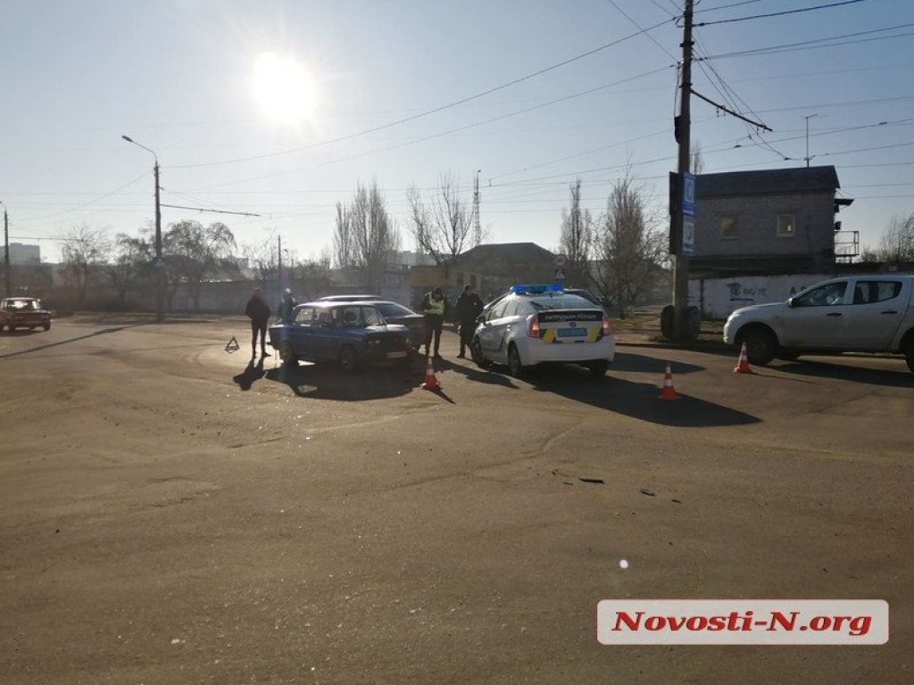 В Николаеве столкнулись «ВАЗ» и BMW, есть пострадавшая (ФОТО)