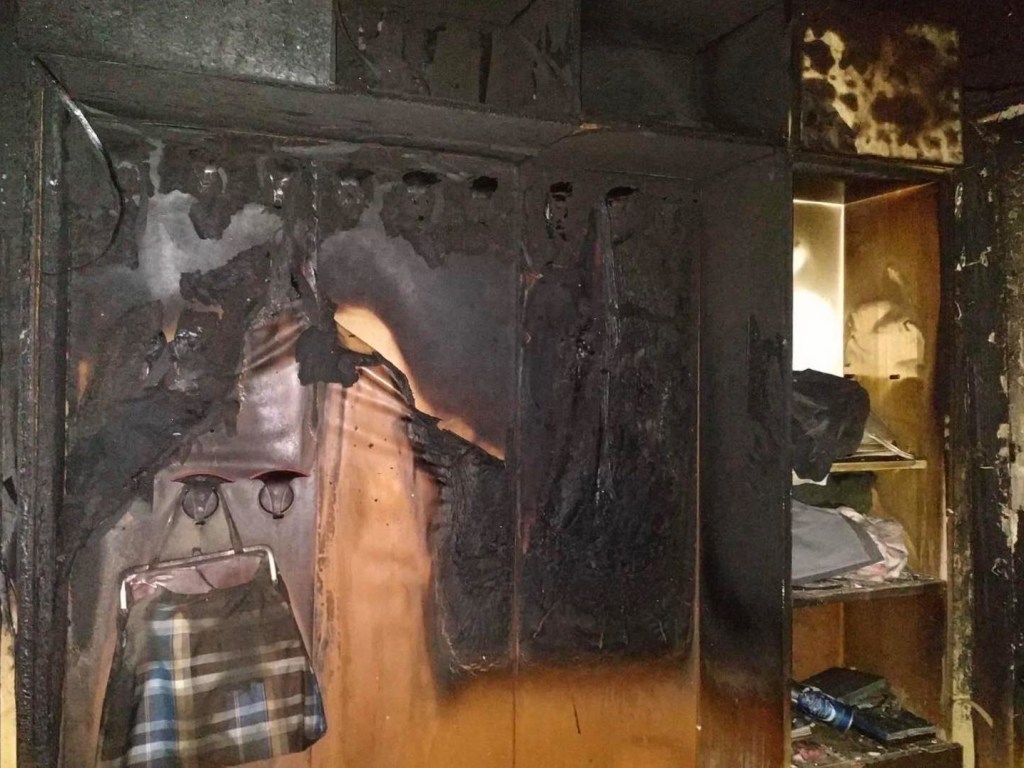 При пожаре в жилом доме в Виннице погиб пенсионер и пострадала девушка (ФОТО)
