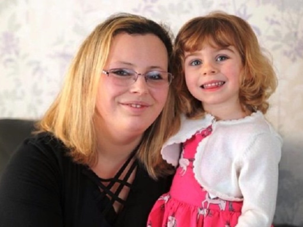 В Британии двухлетняя девочка спасла мать от смерти (ФОТО)