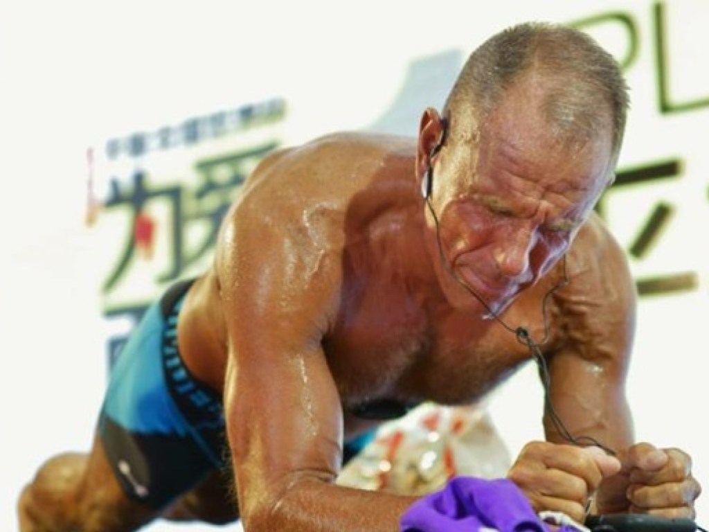 62-летний американец простоял в планке более восьми часов и установил рекорд (ФОТО)