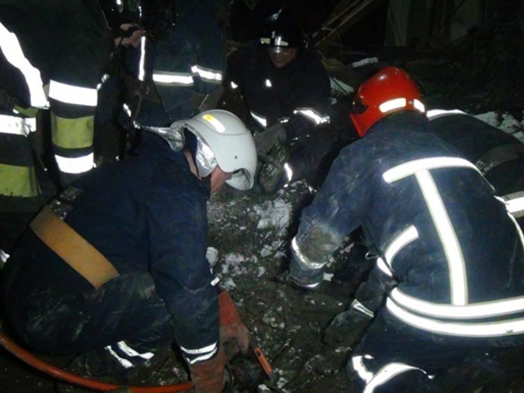 При обвале гаража в Хмельницком погиб ребенок (ФОТО)