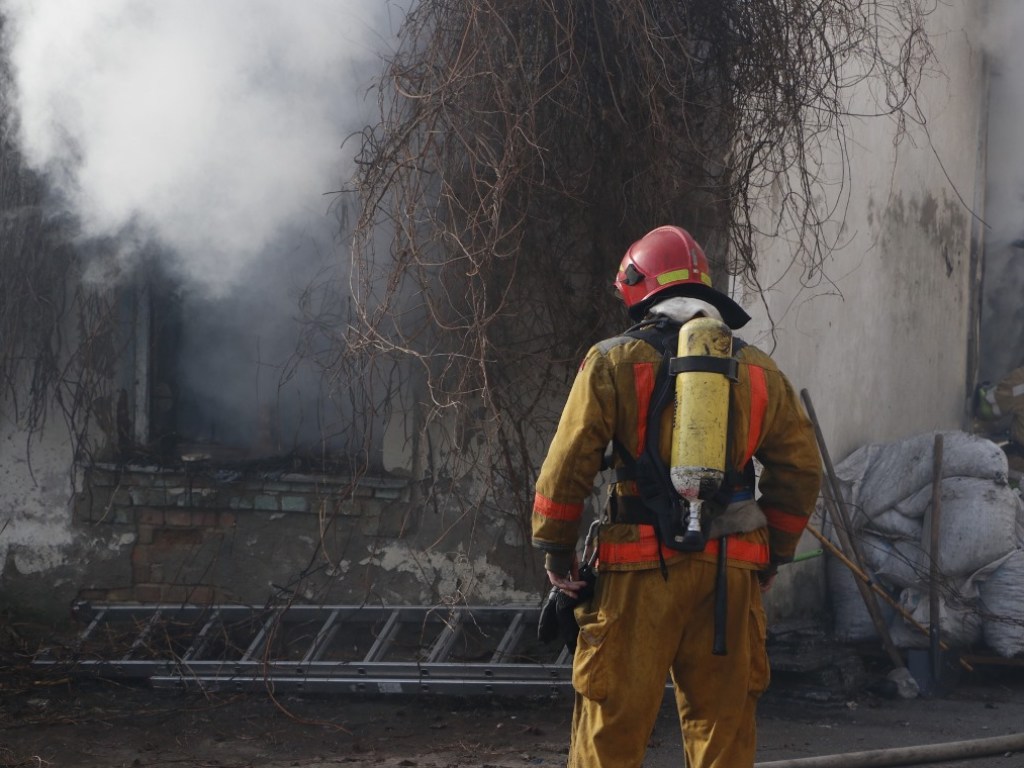В центре Киева горел частный дом (ФОТО, ВИДЕО)