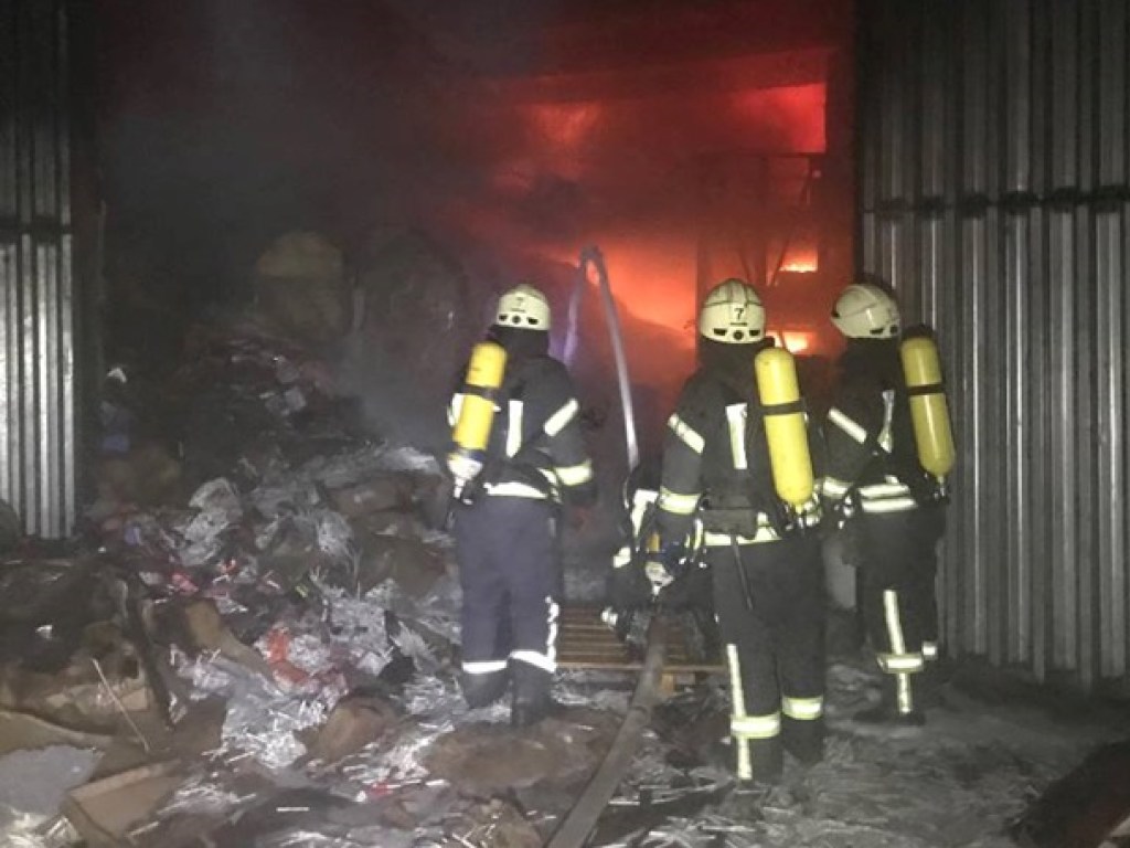 В Одессе ночью спасатели тушили горящий склад со спиртом (ФОТО)
