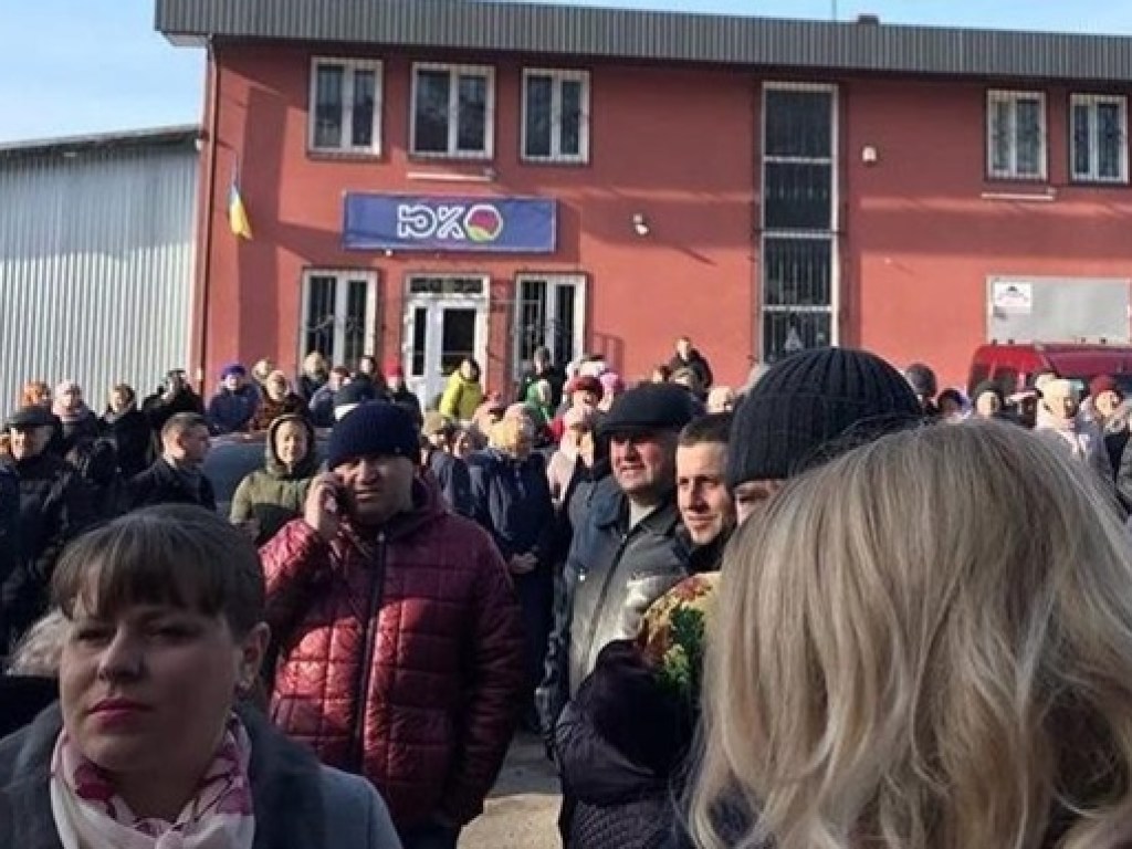 Во Львовской области протестуют против размещения в местном санатории украинцев, эвакуированных из Китая (ФОТО, ВИДЕО)