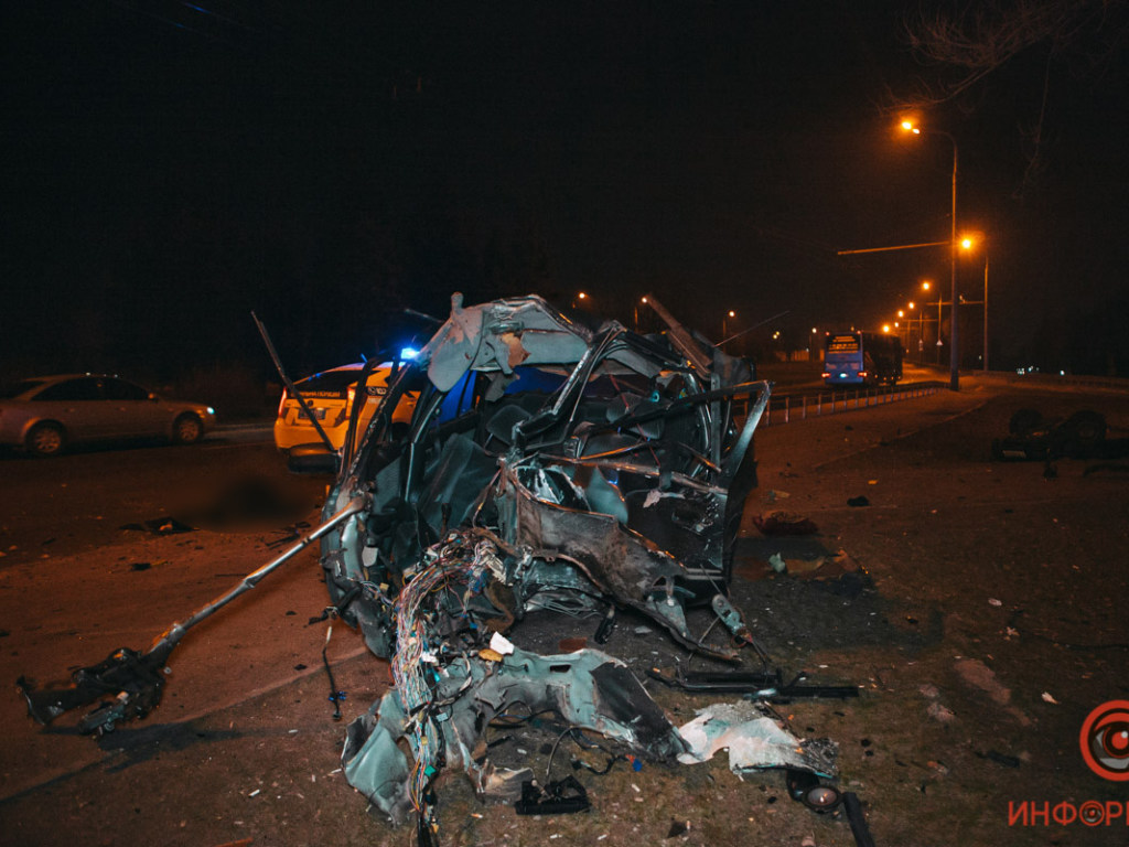 При столкновении со столбом в Днепре погиб 24-летний водитель Toyota (ФОТО)