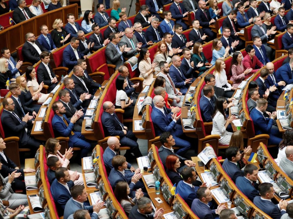 Эксперт рассказал о том, куда тратят полученные бюджетные деньги депутаты Рады