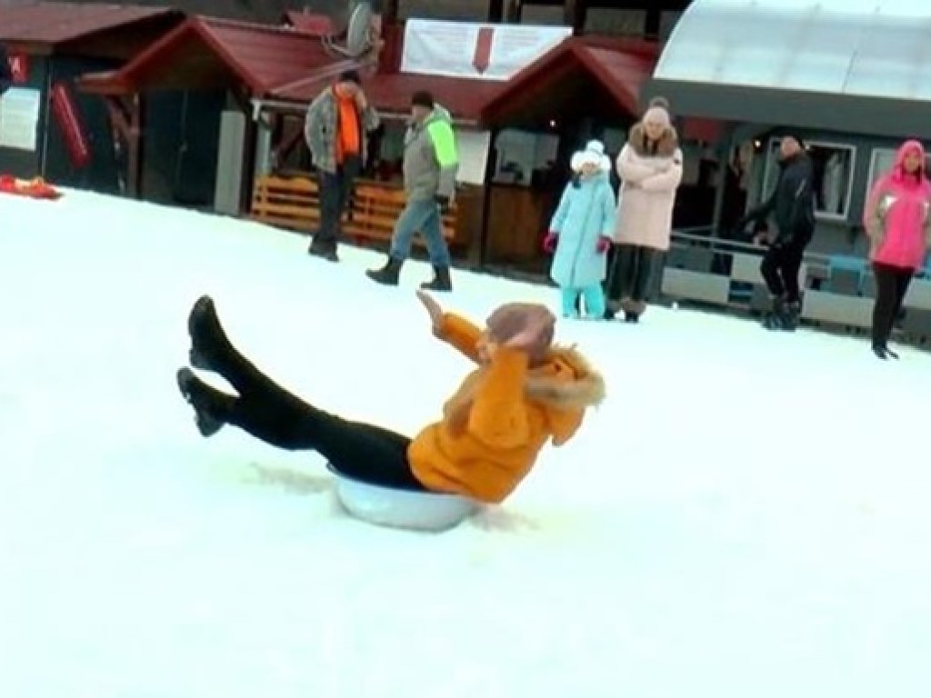 «По-закарпатски»: в селе устроили соревнования по катанию на тазиках по снегу (ФОТО, ВИДЕО)