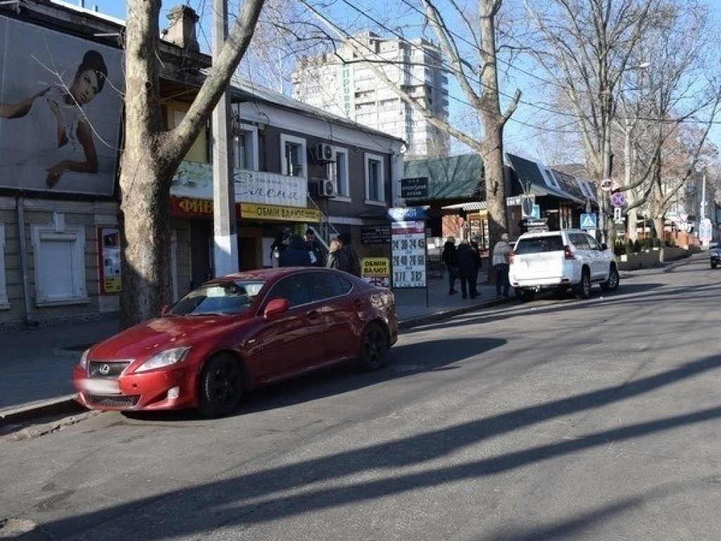 Драка со стрельбой: в центре Николаева из-за парковки повздорили две семьи (ФОТО)