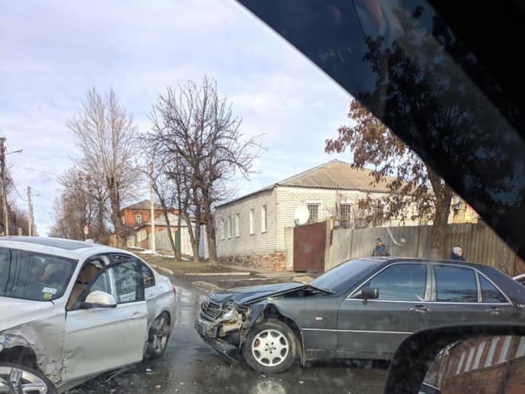 В Харькове в результате ДТП машина врезалась в столб (ФОТО)