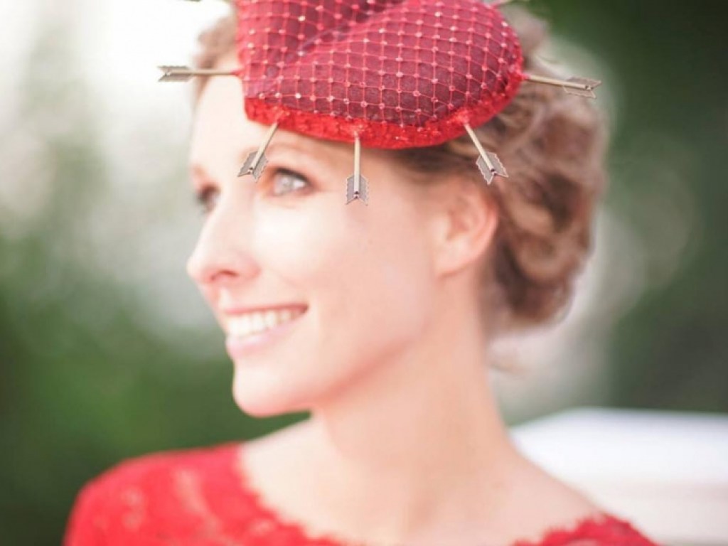 Отдых в Вене: Катя Осадчая позировала в алой шляпке с вуалью (ФОТО)