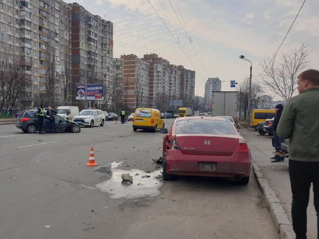 На Троещине в Киеве Peugeot на большой скорости врезался в припаркованную Honda (ФОТО)
