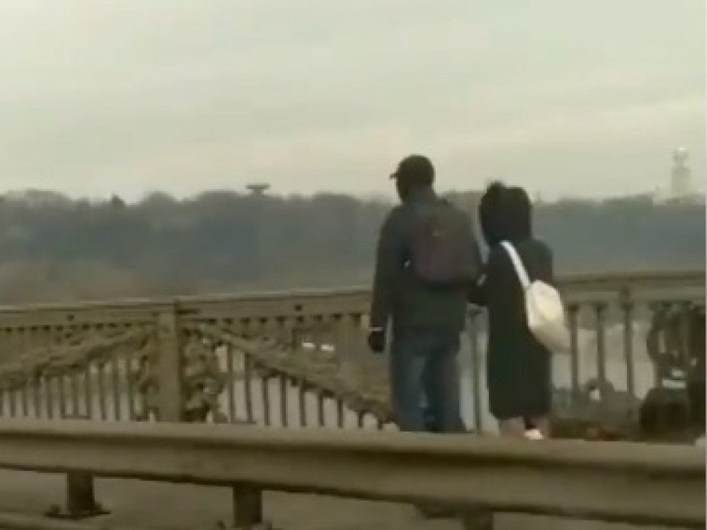 Видео дня: на мосту Патона в Киеве увидели «моноциклетную» парочку